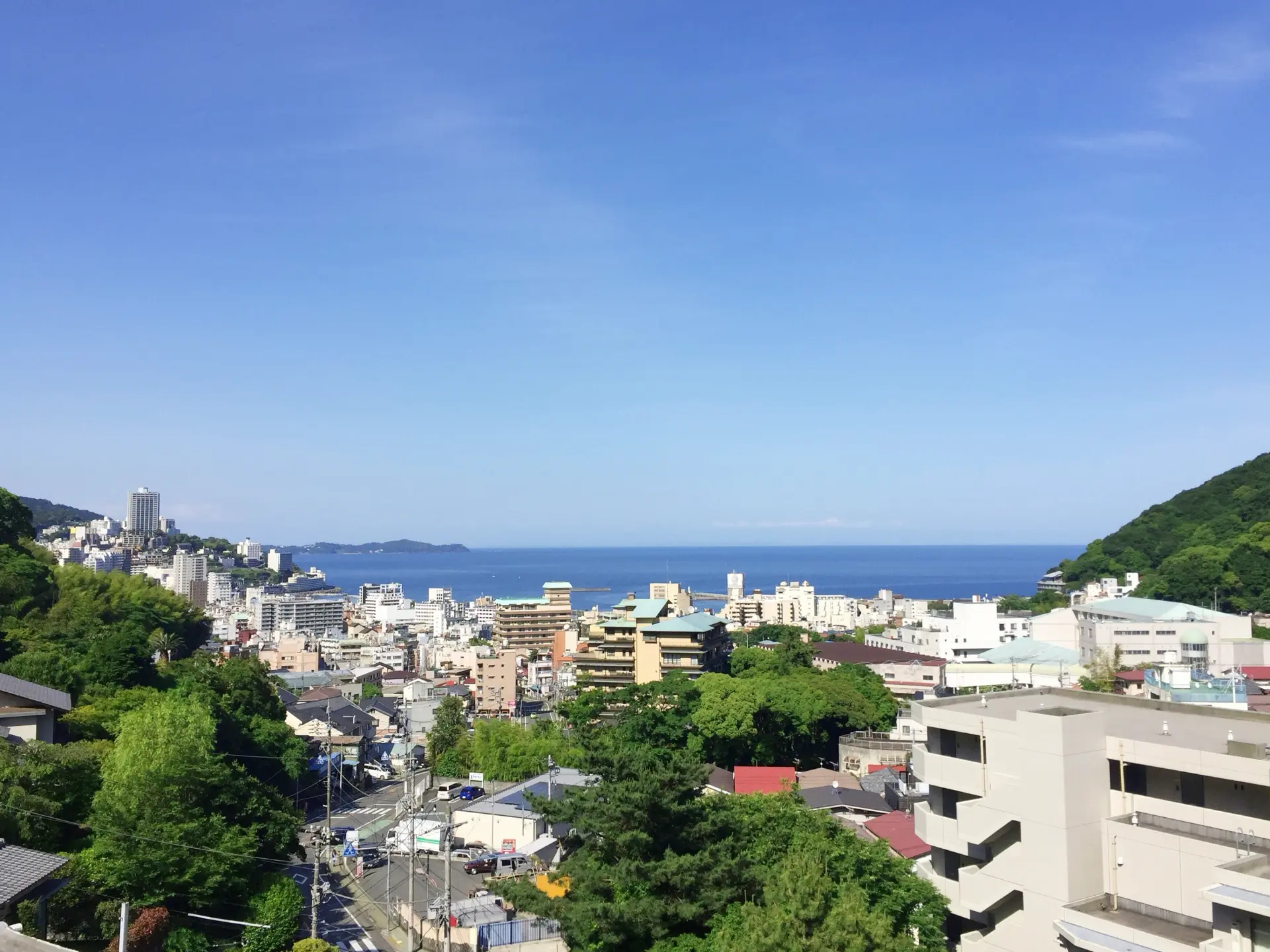 海を望む熱海の温泉街