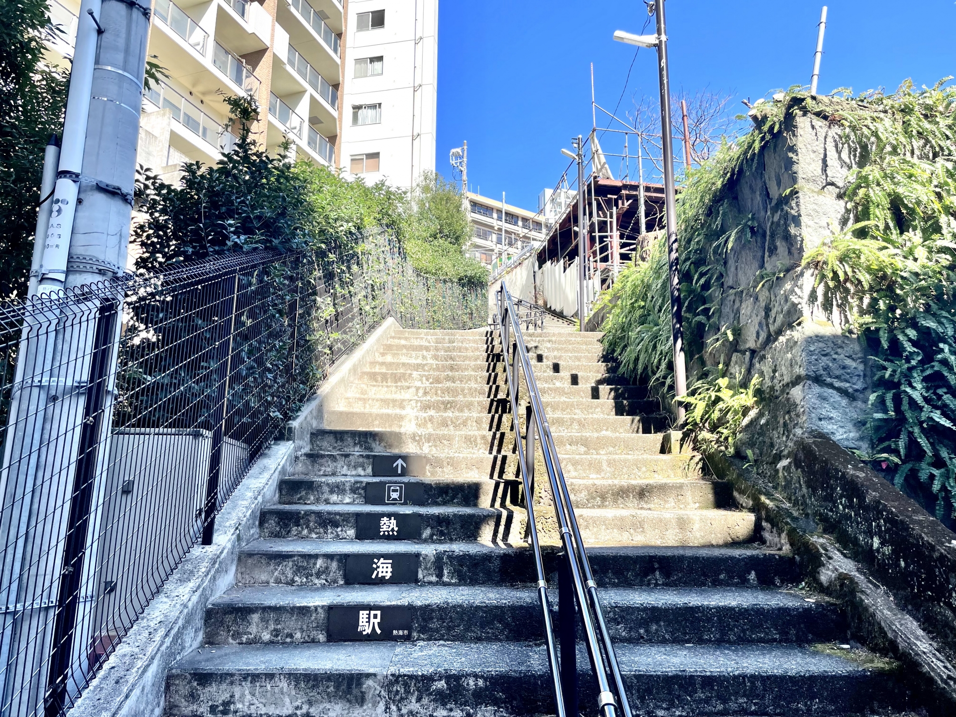 海と坂道がつくる温泉街の景色