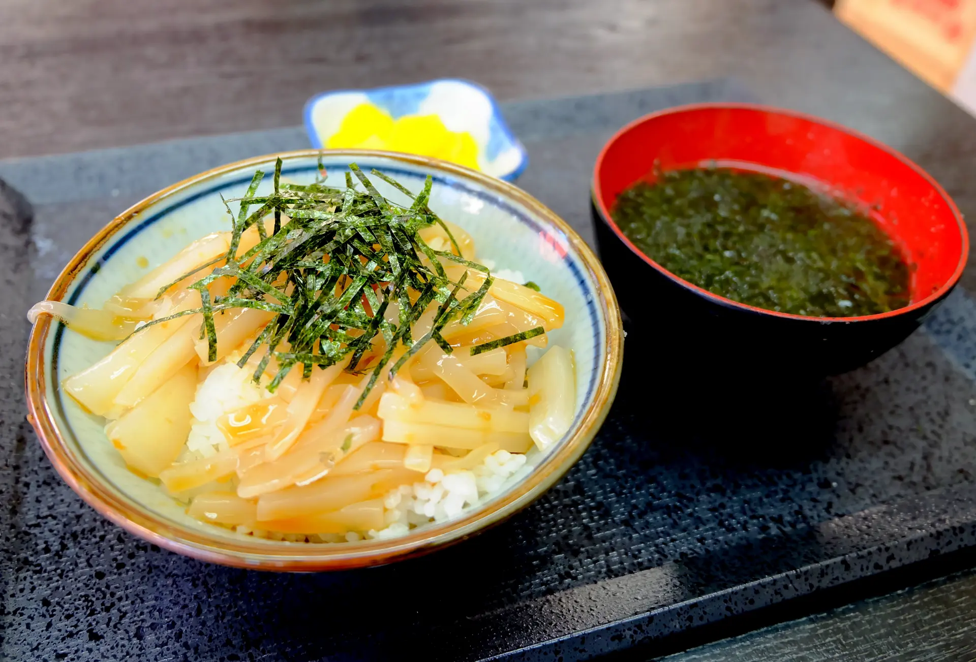 初島の食堂で味わえるイカ丼