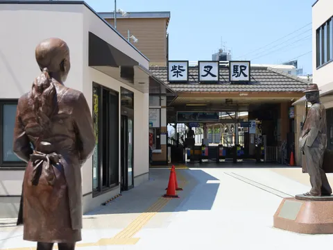柴又駅前のフーテンの寅像と見送るさくら像